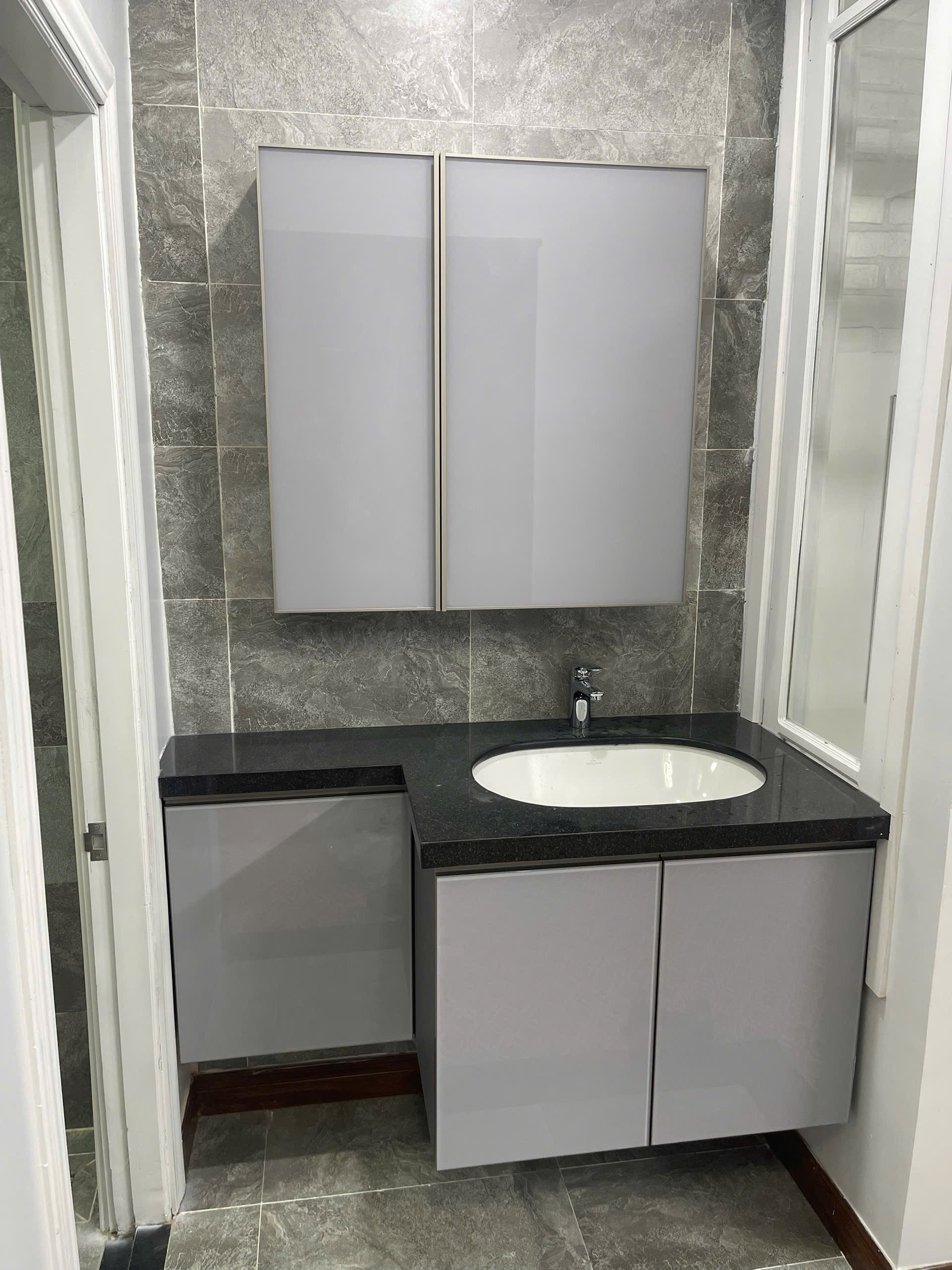 Tủ lavabo nhôm cánh kính