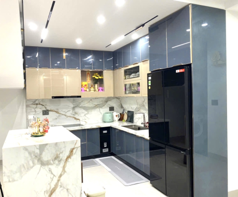 So sánh tủ bếp inox và tủ bếp nhôm cánh kính